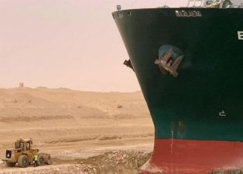 قناة السويس..تجريف نحو 87 بالمئة من الرمال المحيطة بمقدمة سفينة الحاويات الجانحة منذ 4 أيام