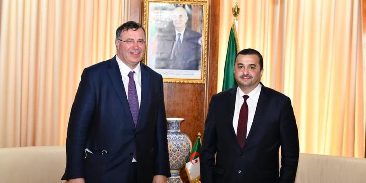 وزير الطاقة والمناجم يستقبل مع الرئيس التنفيذي لمجمع توتال