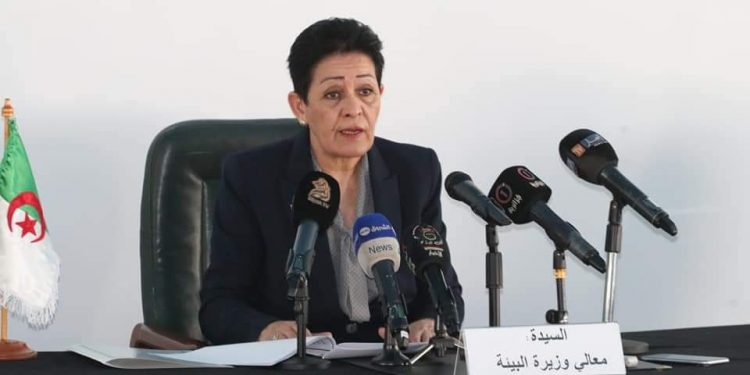 وزيرة البيئة دليلة بوجمعة في لقاء مع اللجنـة الوطنيـة للمناخ
