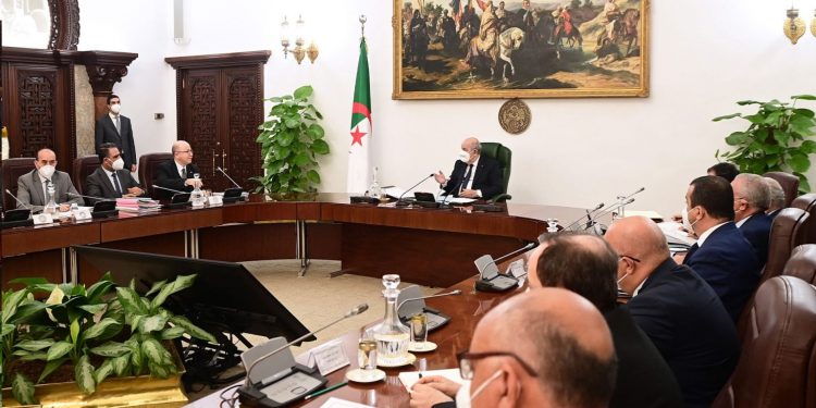 الترخيص باقتناء 15 طائرة وبواخر لنقل المسافرين والسلع
