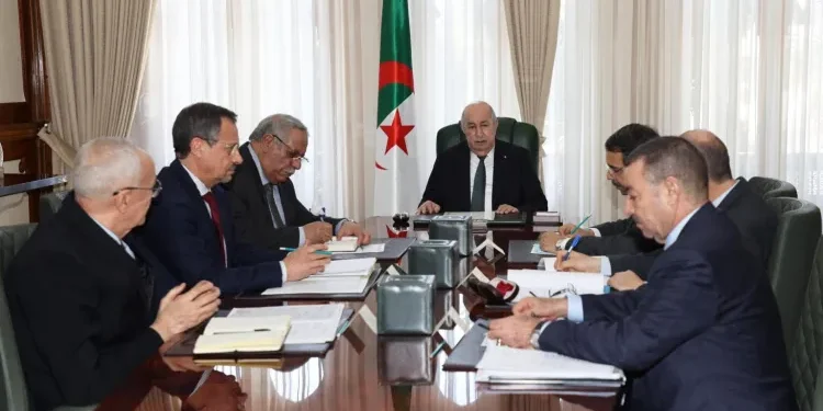الجزائر – موريتانيا: رئيس الجمهورية يترأس اجتماعا حول مشروع طريق تندوف – الزويرات