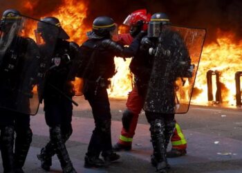 فرنسا في أزمة: الحركة الاحتجاجية “أغلقوا كل شيء” تغلق البلاد