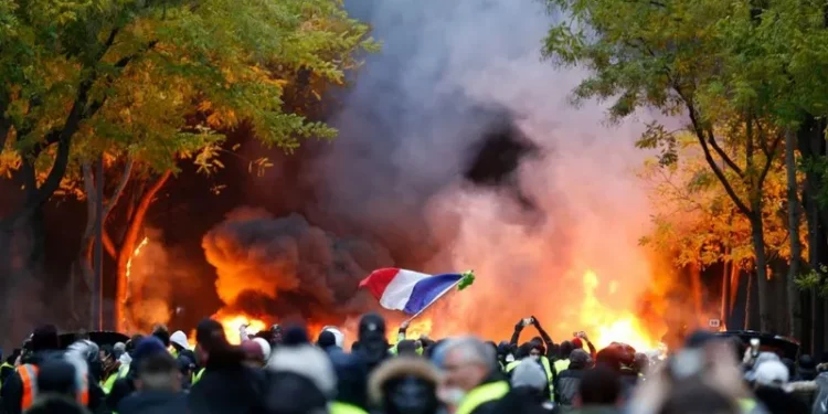 بداية الاحتجاجات في فرنسا وسط توقعات توقف وشلل في العديد من القطاعات