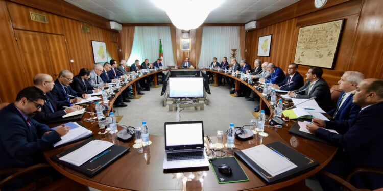 الوزير الأول بالنيابة يترأس اجتماعا وزاريا مشتركا حول تصدير الاسمنت والكلنكر