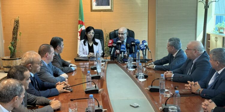 الحكومة الجديدة: السيدة آمال عبد اللطيف تتسلم مهامها كوزيرة للتجارة الداخلية وضبط السوق الوطنية