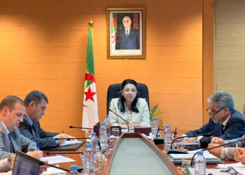 السيدة عبد اللطيف تترأس اجتماعا حول المنصة الالكترونية لمتابعة توزيع الحليب