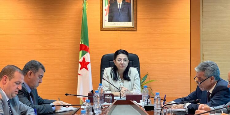 السيدة عبد اللطيف تترأس اجتماعا حول المنصة الالكترونية لمتابعة توزيع الحليب