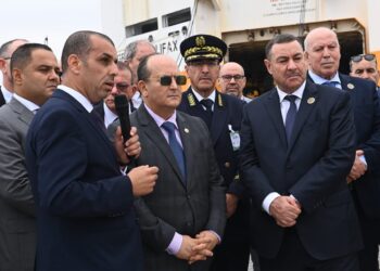 الوزير الأول يعاين أشغال الشطر الثاني من مشروع نهائي الحاويات بميناء جن-جن