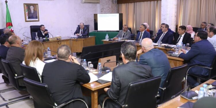 سعيود يعقد اجتماعا تقييميا لورشات رقمنة قطاع الداخلية وتطوير النقل البحري