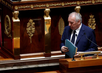 رئيس الوزراء الفرنسي فرانسوا بايرو يقدم استقالته