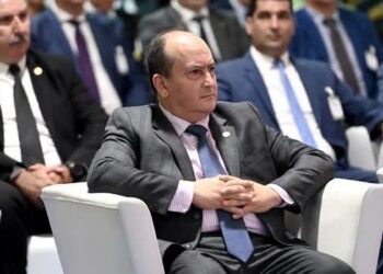 الوزير الأول يتابع عرضا حول مجمع “مدار القابضة”