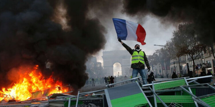 فرنسا: وكالة فيتش تخفض التصنيف الائتماني للبلاد