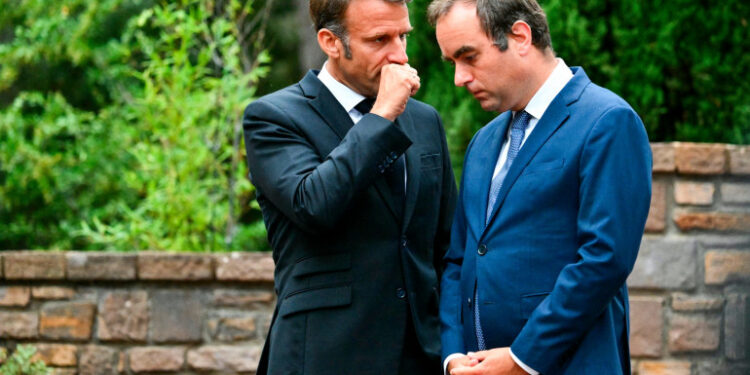 فرنسا: استقالة رئيس الوزراء سيباستيان لوكورنو