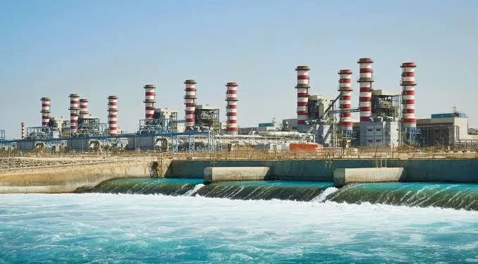 الرئيس تبون يأمر بتوزيع المياه المحلاة من المحطات الجديدة إلى مدى لا يقل عن 250 كلم من السواحل