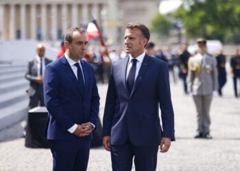 الرئيس الفرنسي يكلف رئيس الحكومة المستقيل بإجراء محادثات أخيرة لإنهاء الأزمة السياسية