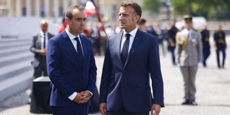الرئيس الفرنسي يكلف رئيس الحكومة المستقيل بإجراء محادثات أخيرة لإنهاء الأزمة السياسية
